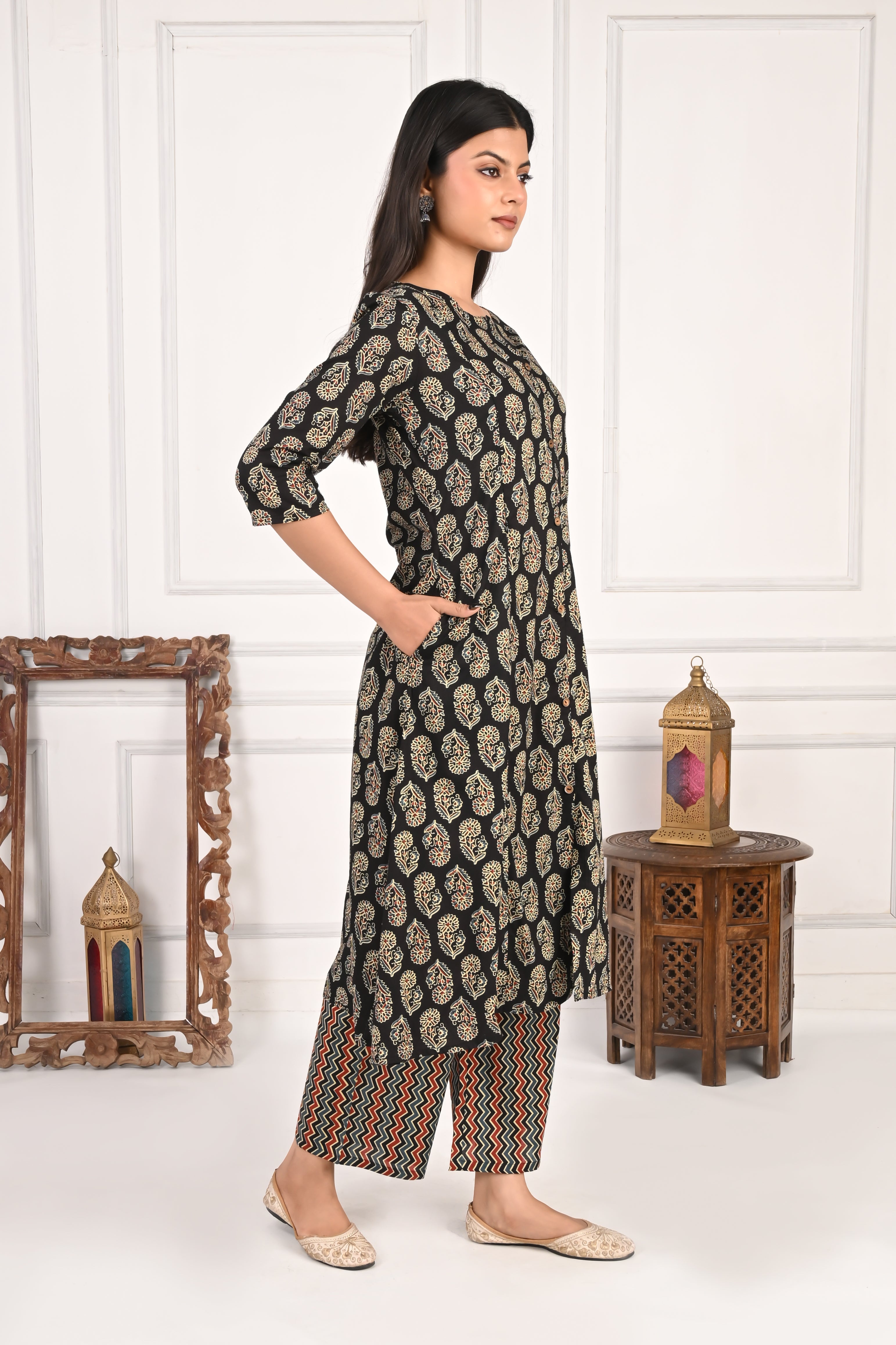 Mumzhug Pure Cotton Black Jaipuri Booti Print Feeding Cord Set with Both Side Feeding Zipper