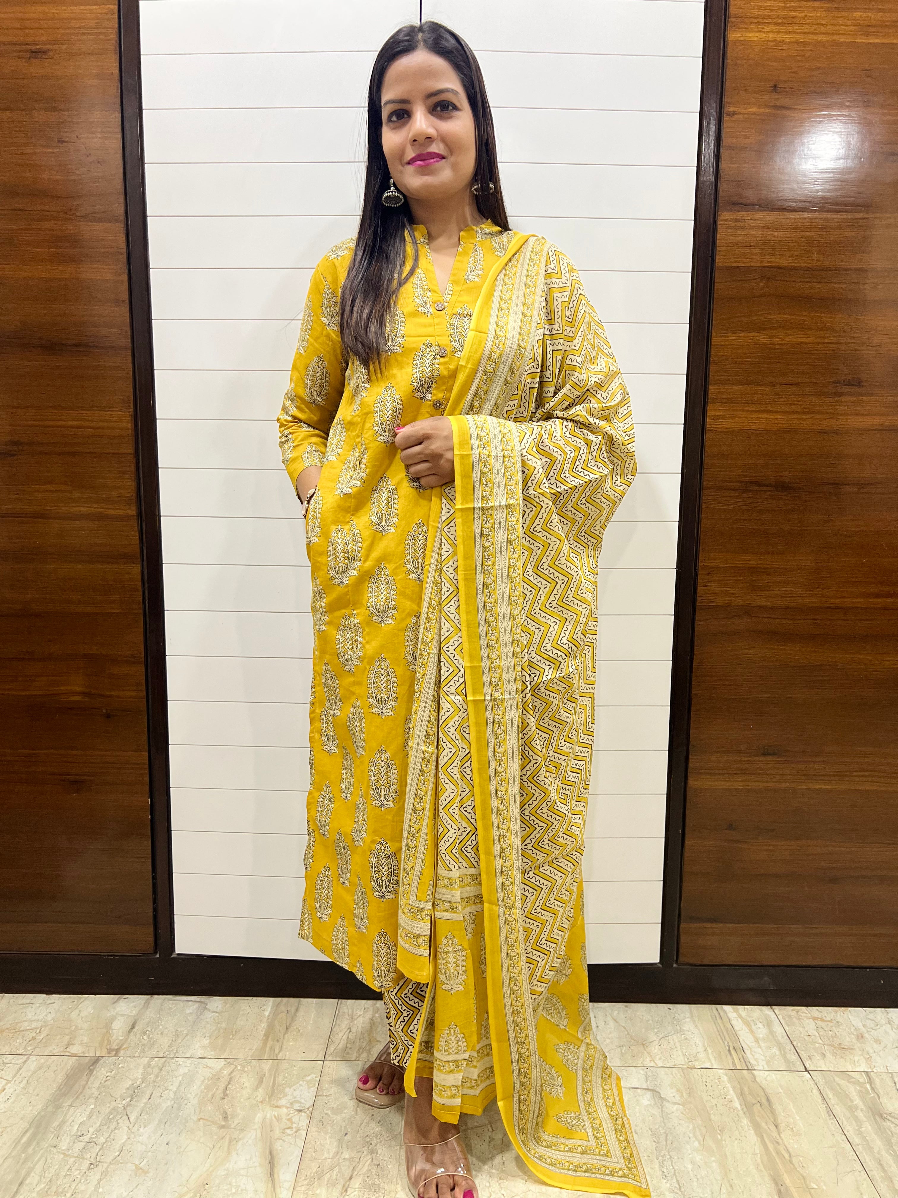 Mumzhug Pure Cotton Printed Feeding Kurta Pant and Dupatta Set