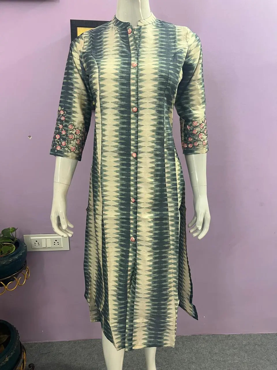 COTTON SILK EMBROIDED FEEDING KURTA WITH BOTH SIDED FEEDING ZIPPER mumzhug