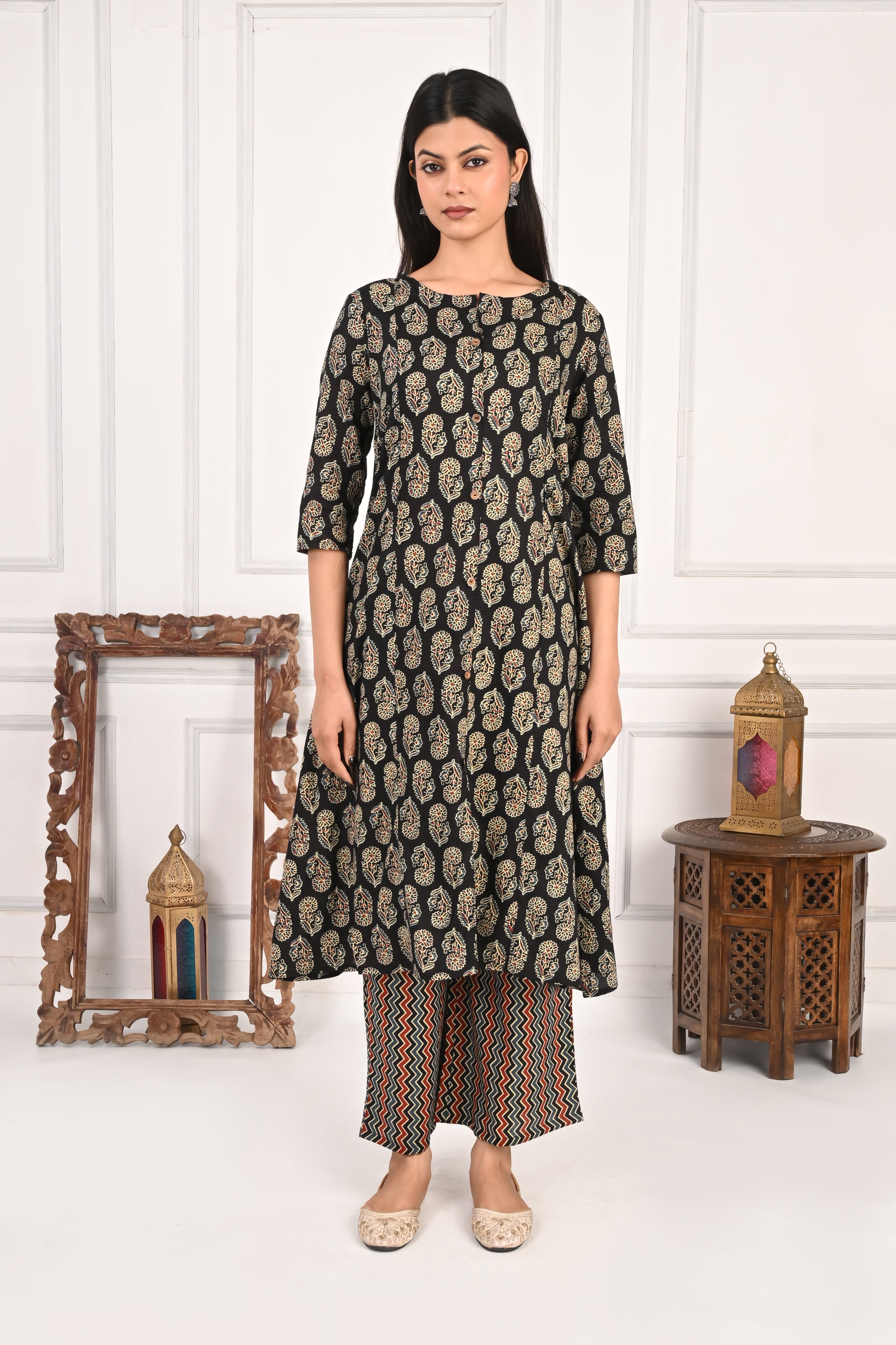 Mumzhug Pure Cotton Black Jaipuri Booti Print Feeding Cord Set with Both Side Feeding Zipper