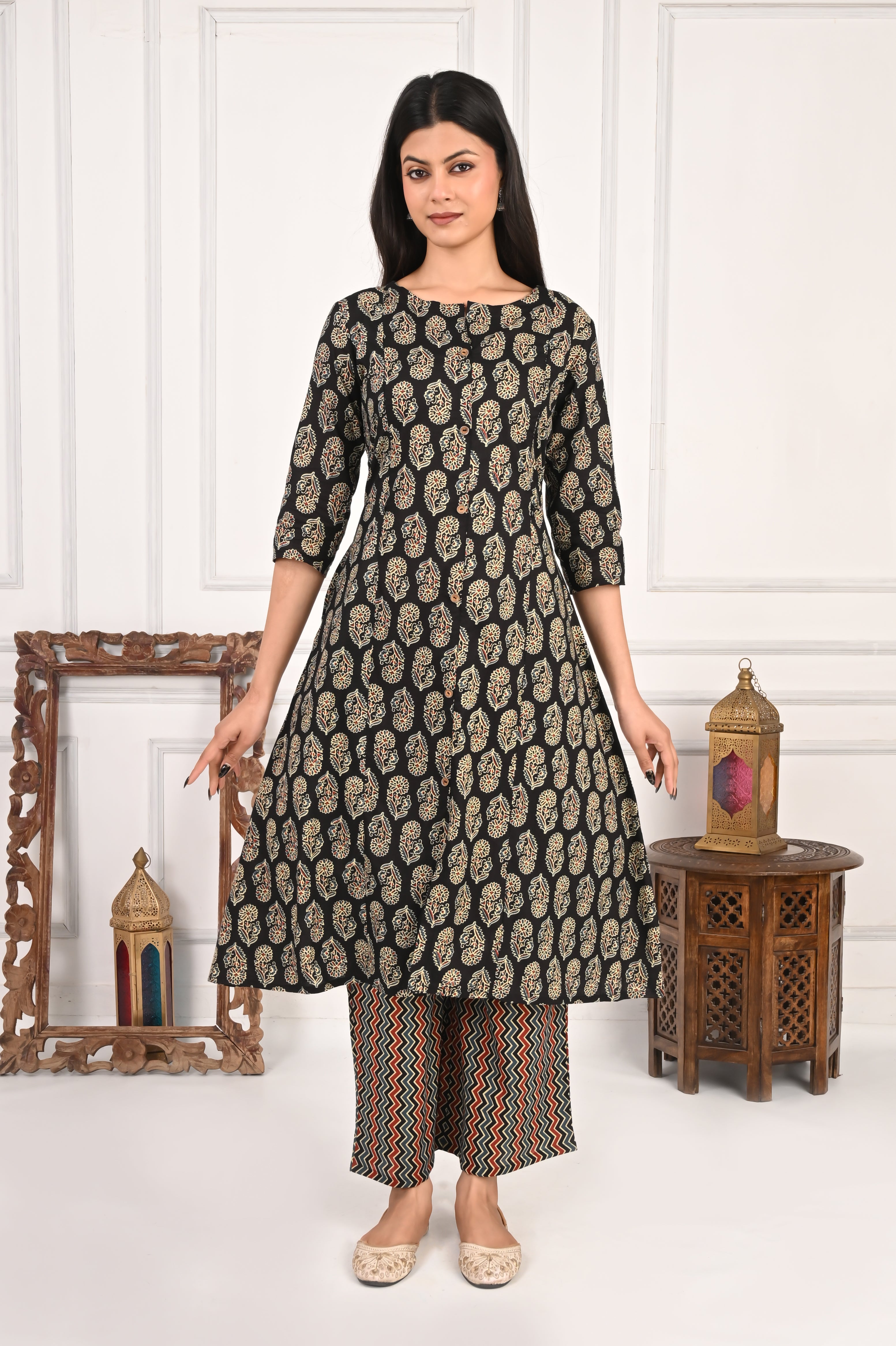 Mumzhug Pure Cotton Black Jaipuri Booti Print Feeding Cord Set with Both Side Feeding Zipper