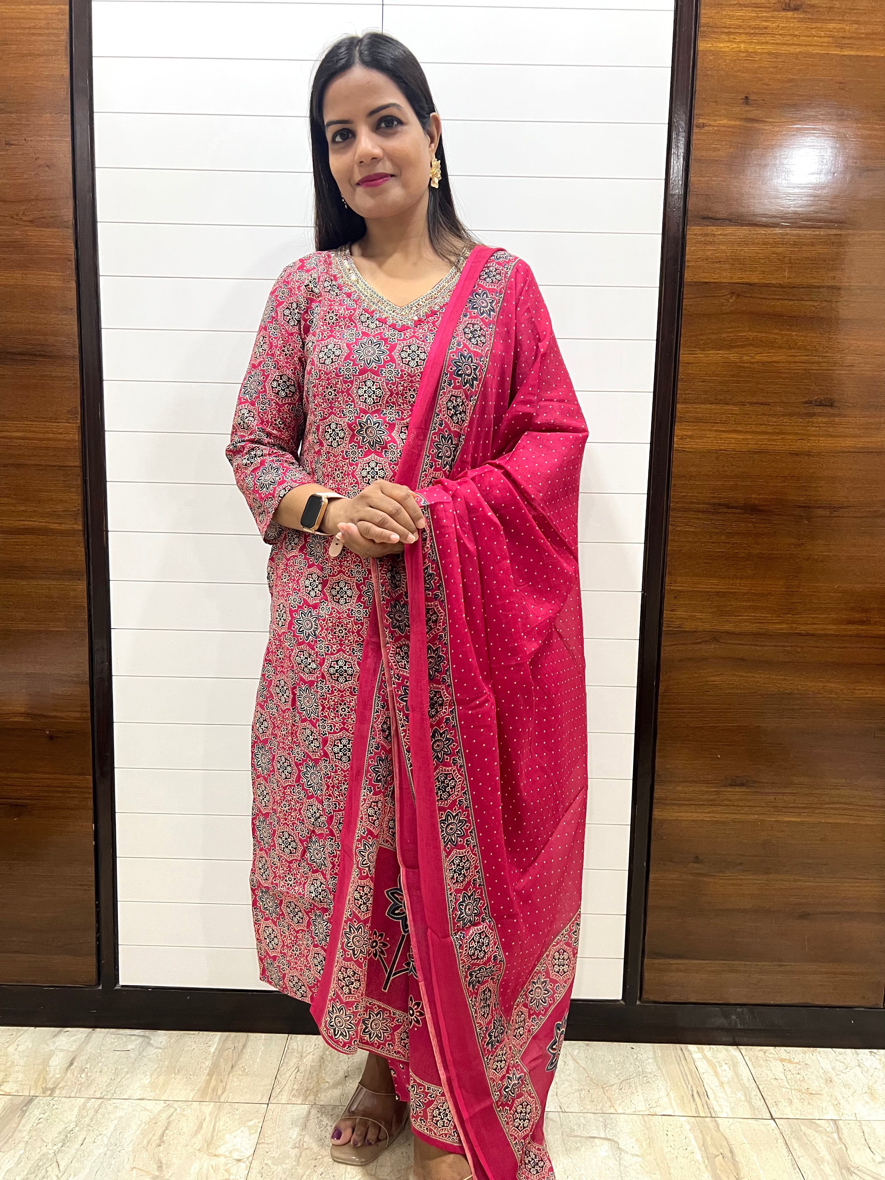 Mumzhug Pure Jaipuri Cotton Fuchsia Colored Feeding Kurta Pant and Dupatta Set