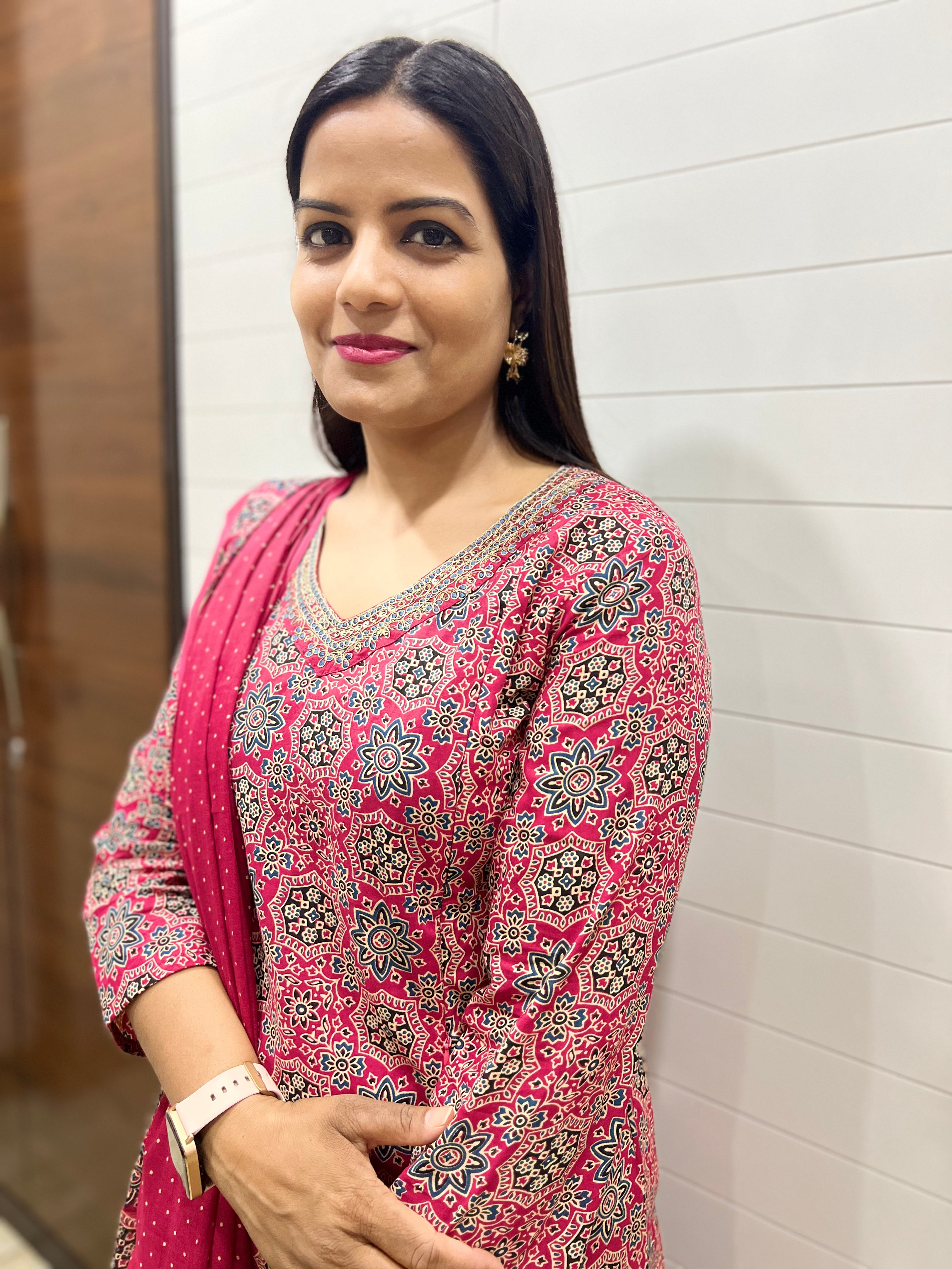 Mumzhug Pure Jaipuri Cotton Fuchsia Colored Feeding Kurta Pant and Dupatta Set