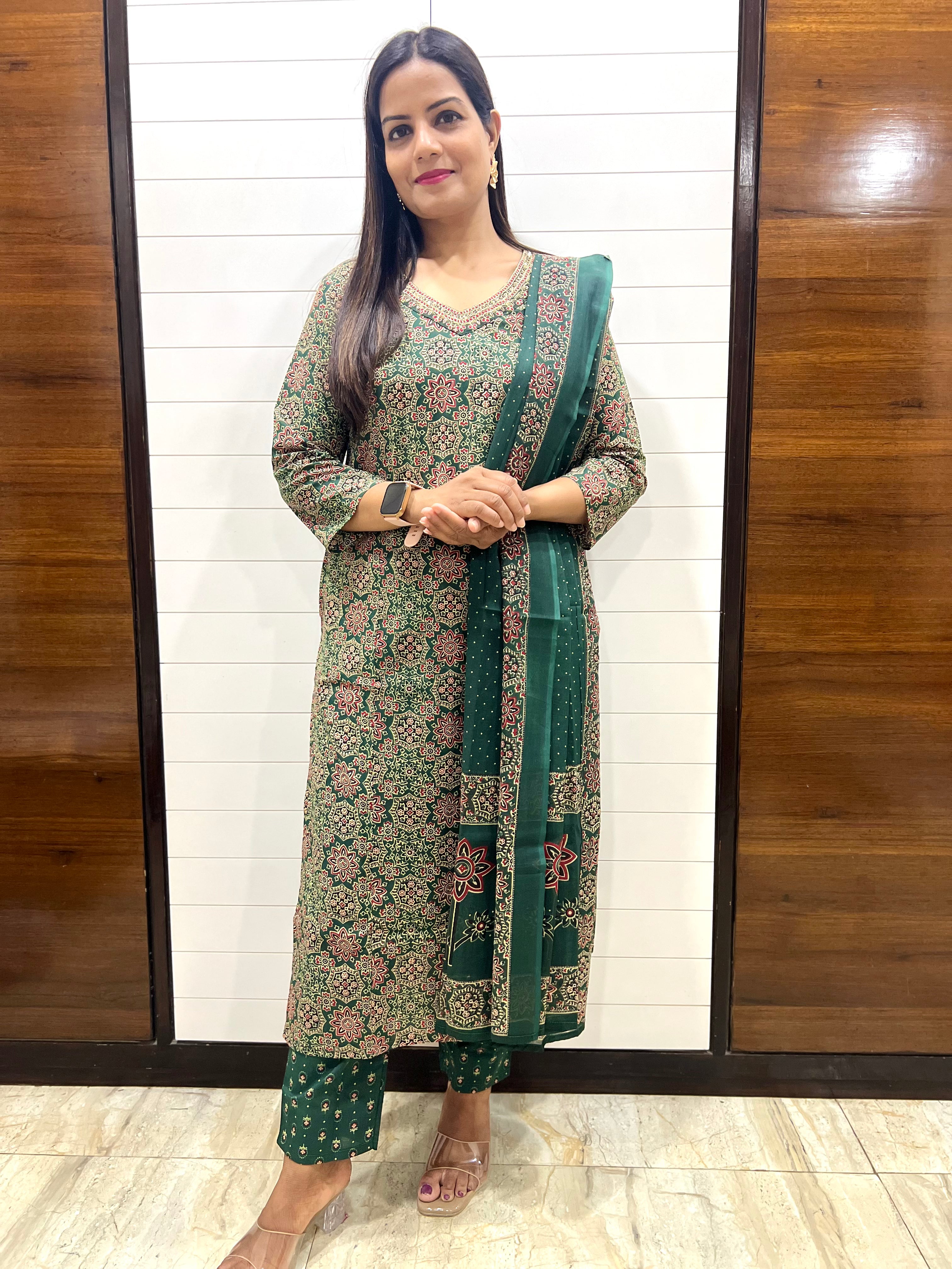 Mumzhug Pure Jaipuri Cotton Bottle Green Colored Feeding Kurta Pant and Dupatta Set