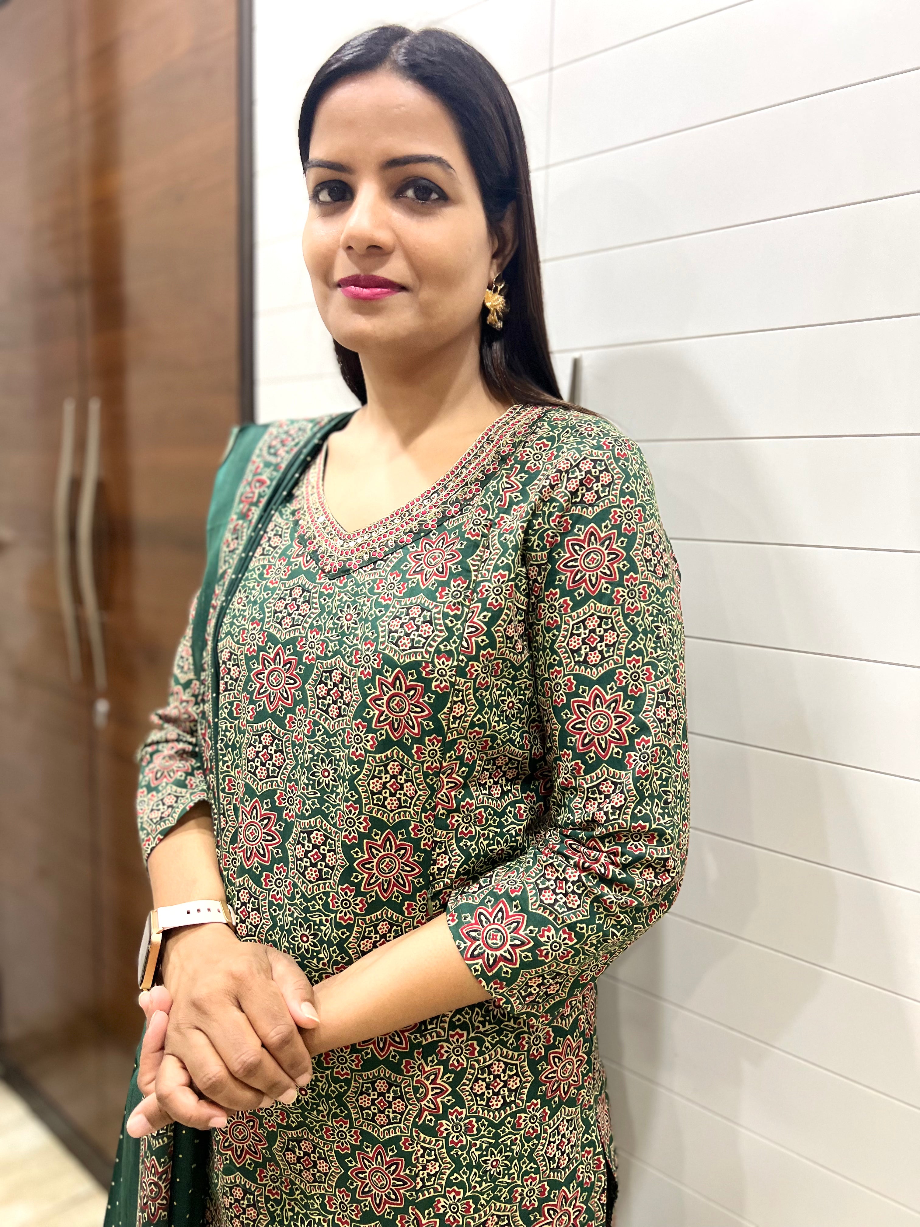 Mumzhug Pure Jaipuri Cotton Bottle Green Colored Feeding Kurta Pant and Dupatta Set