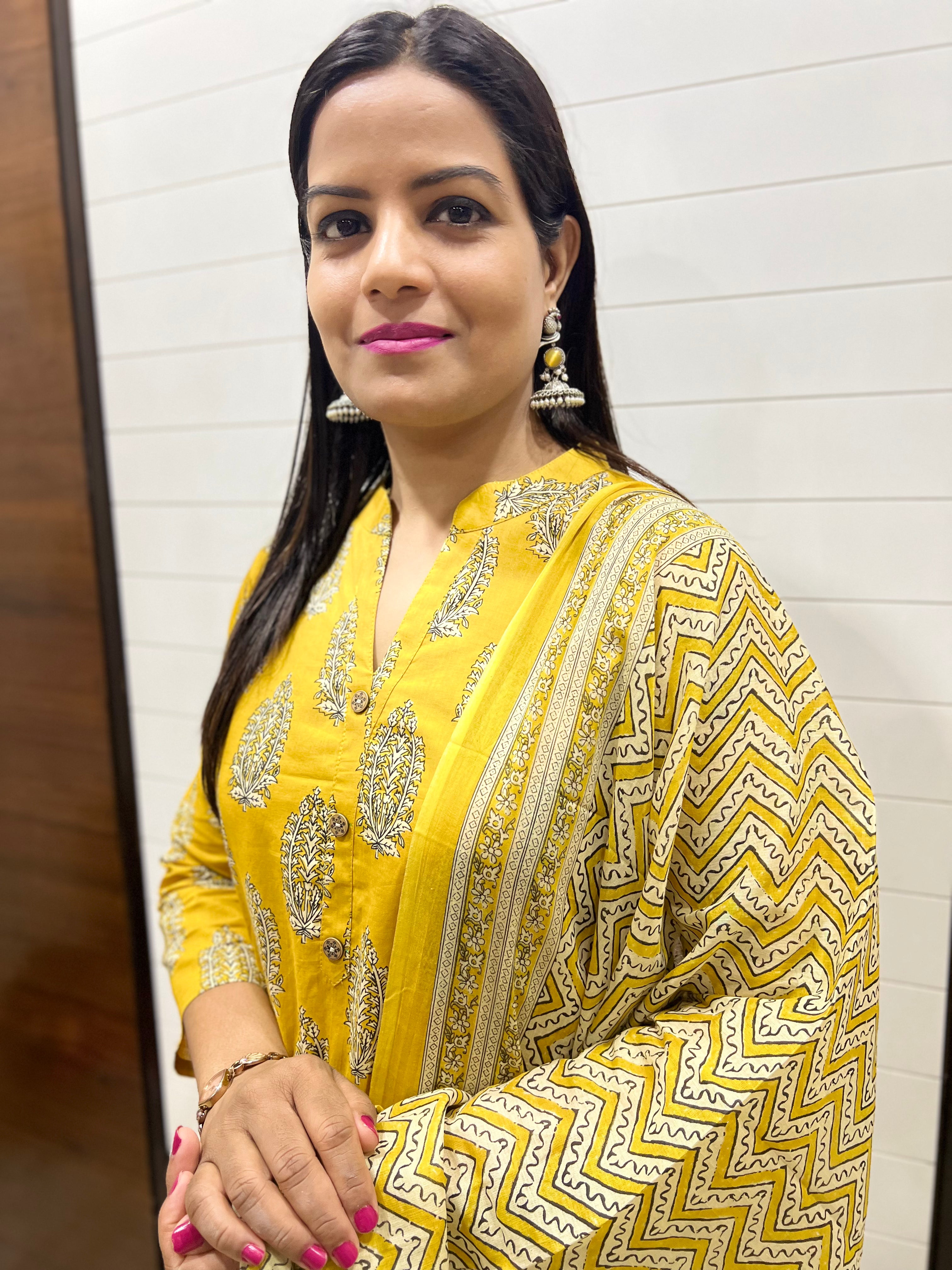 Mumzhug Pure Cotton Printed Feeding Kurta Pant and Dupatta Set