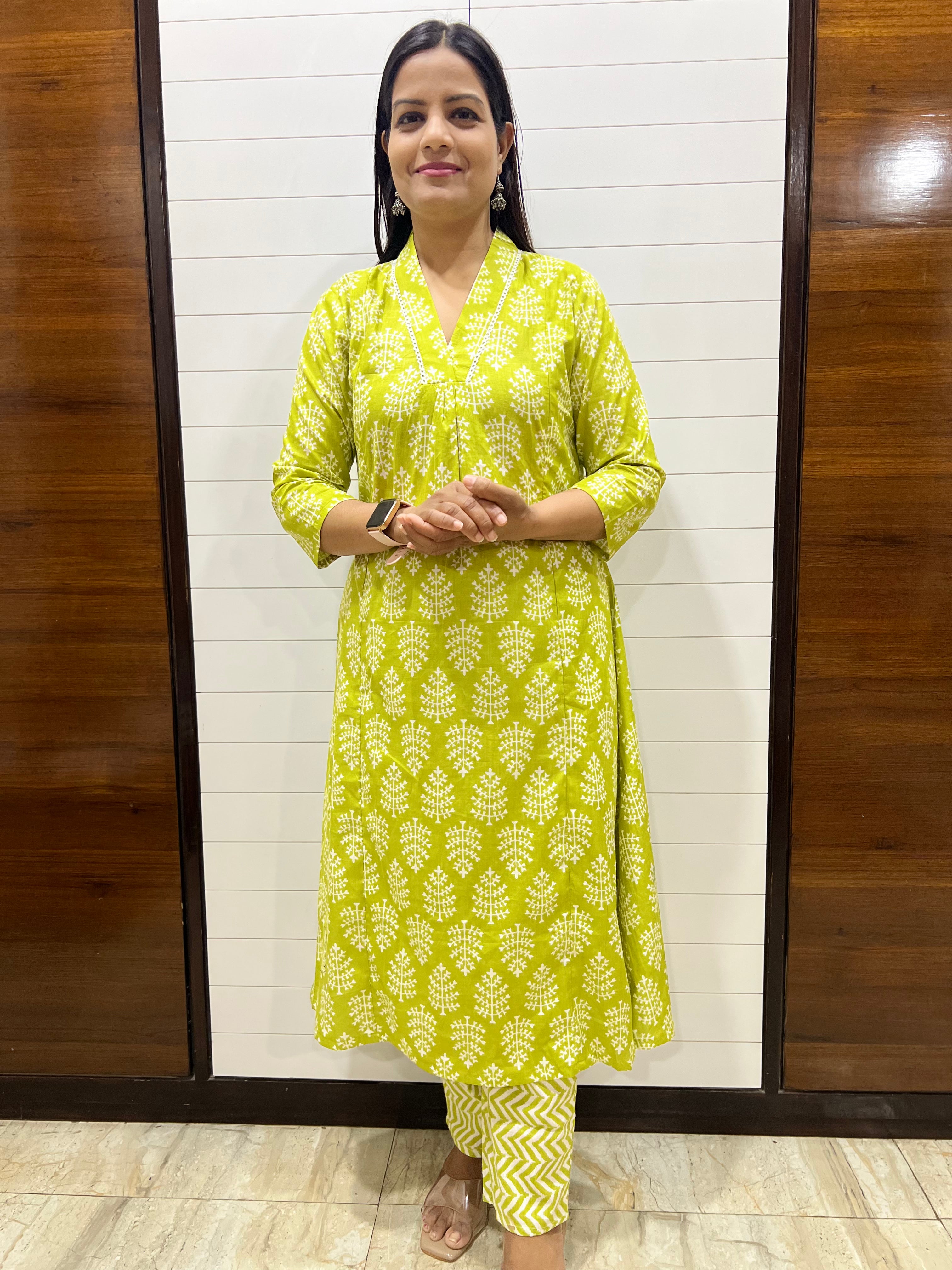 Mumzhug Pure Cotton Green Booti Print Flared Feeding Kurta and Pant Set