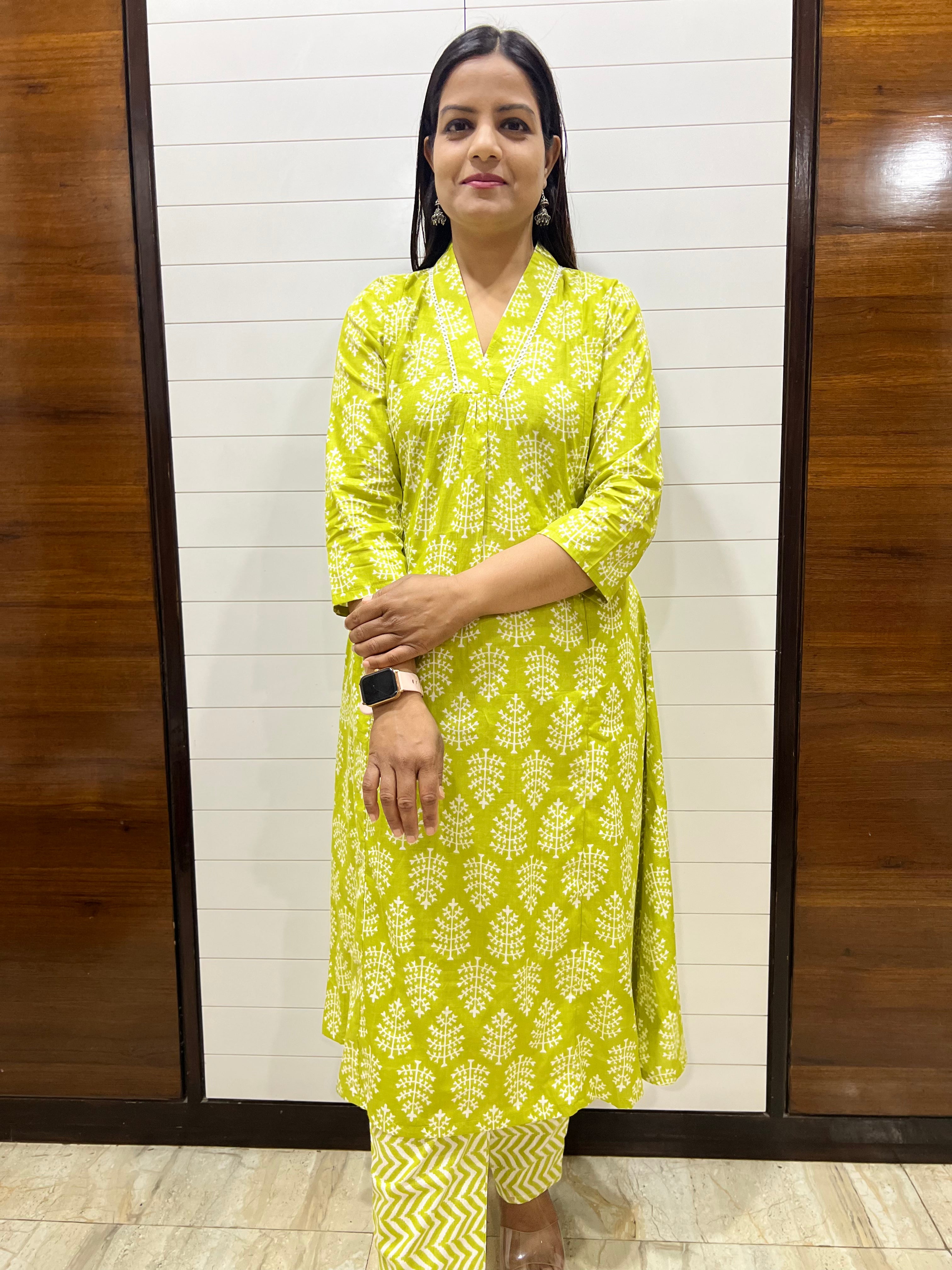 Mumzhug Pure Cotton Green Booti Print Flared Feeding Kurta and Pant Set