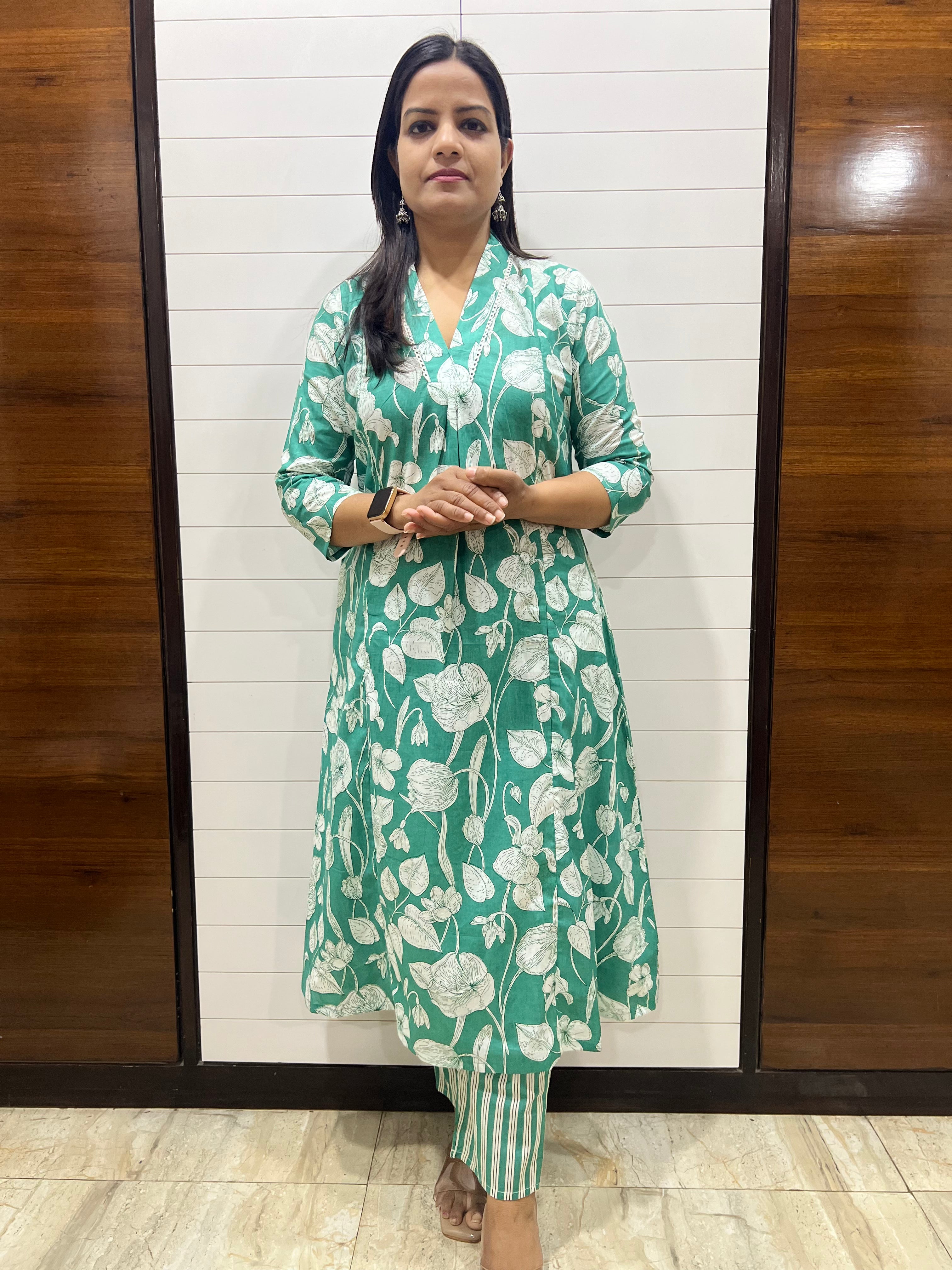 Mumzhug Aqua Pure Cotton Jaipuri Print Flared Feeding Kurta and Pant Set