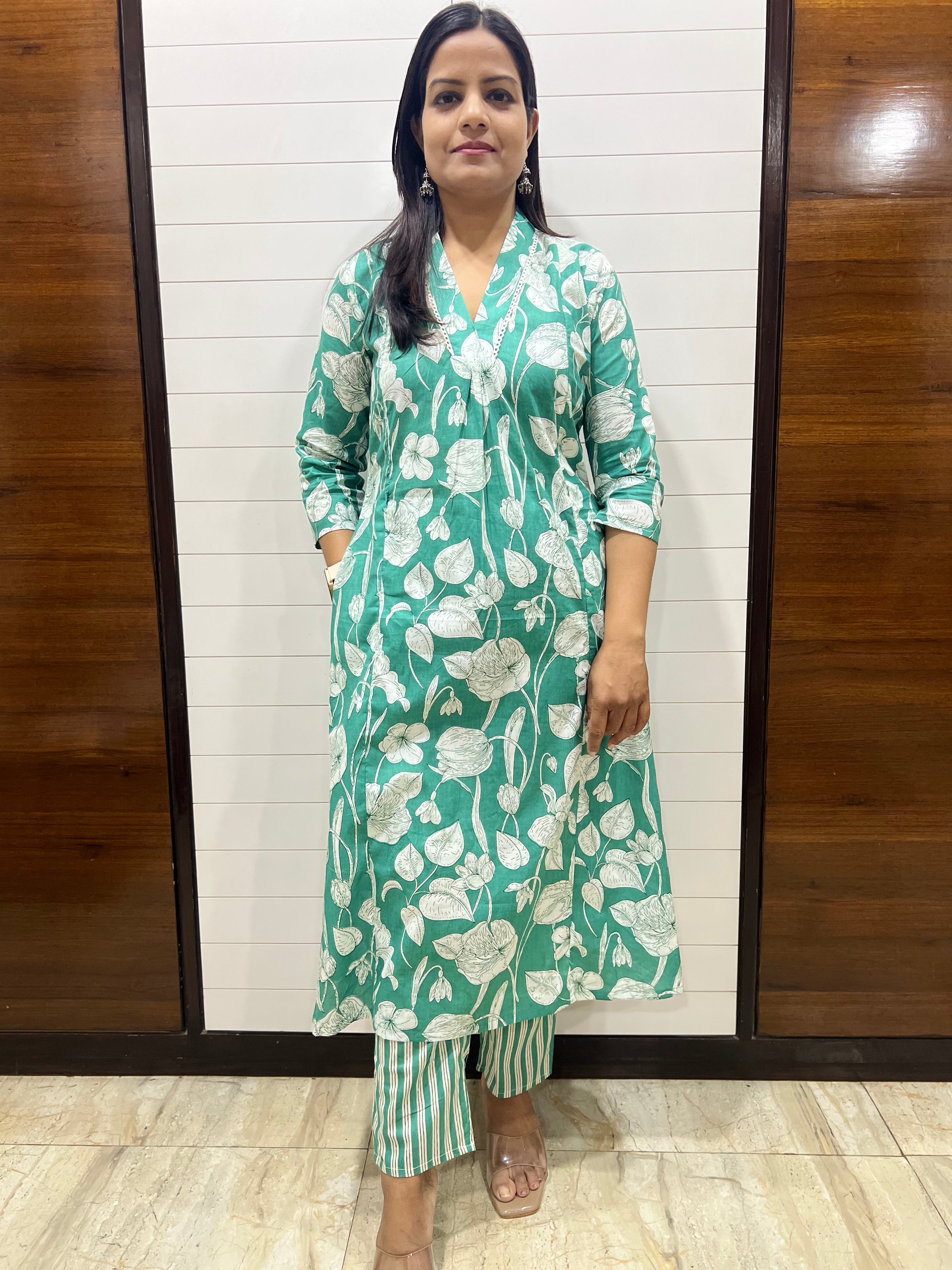 Mumzhug Aqua Pure Cotton Jaipuri Print Flared Feeding Kurta and Pant Set